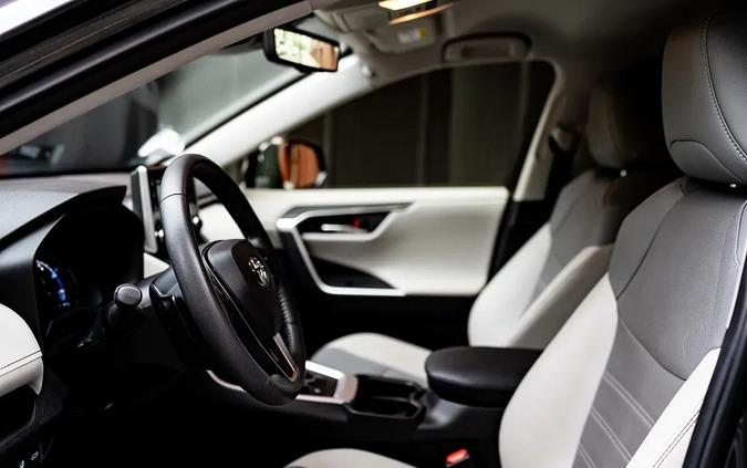 Toyota RAV4 cena 188000 przebieg: 33000, rok produkcji 2021 z Piaski małe 352